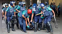 Bangladesh Crisis: ಅವಾಮಿ ಲೀಗ್ ನಾಯಕರ ಮನೆ, ಕಚೇರಿಗೆ ಬೆಂಕಿ; ಶೇಖ್ ಹಸೀನಾ ಕರೆತಂದಿದ್ದ ಸೇನಾ ವಿಮಾನ ವಾಪಸ್!